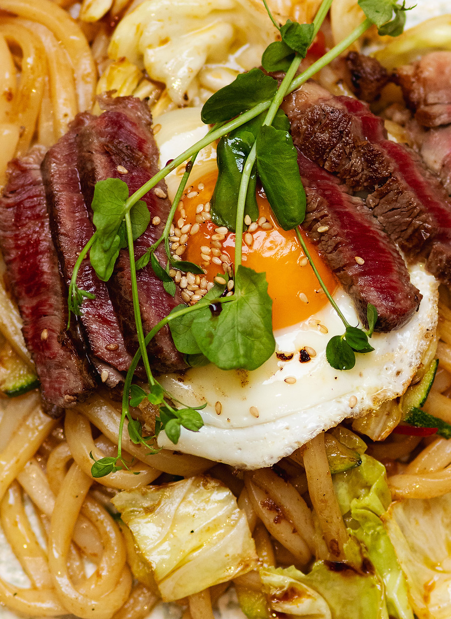 photo professionnelle pour un restaurant japonais gros plans de nourriiture par l'agence drôles de dames à rouen spécialisée en communication 360