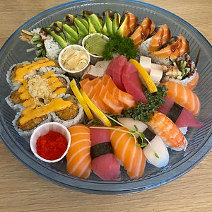 Maki, Sushi & Sashimi Party Tray A (30pcs)