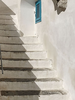 Rustieke trap die continu contact en betrokkenheid uitdrukt.