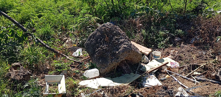 "NO PUEDE SER PISTA DE SALUD CON TODA ESTA MUGRE": VECINOS DEL BARRIO DOCENTE DENUNCIAN BASURAL EN AV. ANTÁRTIDA Y WOLLMAN