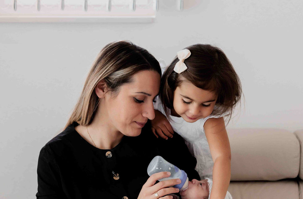 baby fotoshoot thuis met zacht licht in oost-vlaanderen