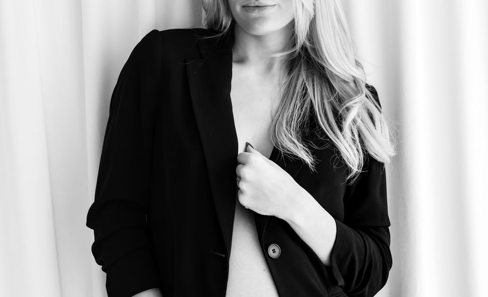 Zwangerschapsshoot in studio in Deinze met zacht natuurlijk licht