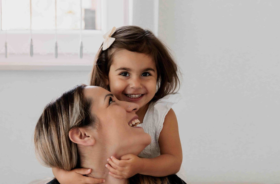 baby fotoshoot thuis met zacht licht in oost-vlaanderen