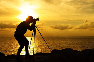 silhouette-photographer-tripod-sunset-su