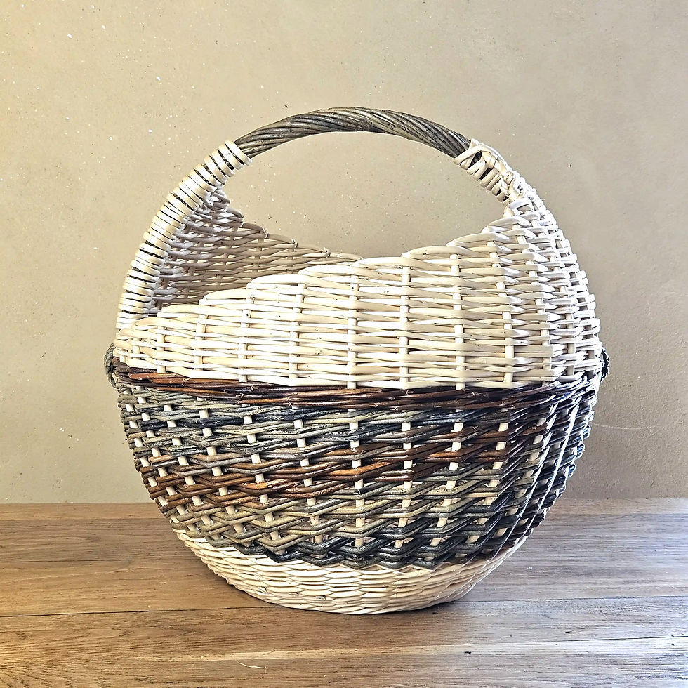 panier boule artisanal en osier brut et en osier blanc | Chemin Tressant