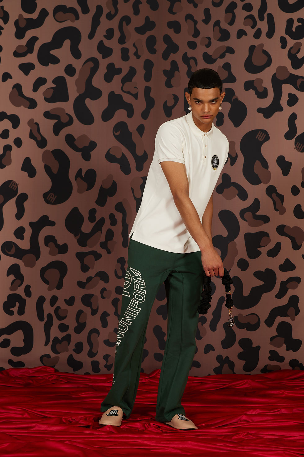 Thumbnail: 夜光刺绣徽标直筒运动裤 Glow-In-The-Dark Sweat Pants