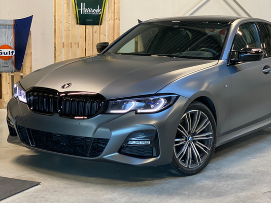 Een Nieuw Hoofdstuk van Klasse: BMW 320i Getransformeerd met PWF Matt Dark Charcoal Carwrap