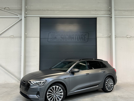 Transformeer Jouw Audi E-Tron met Onze PWF Matt Dark Charcoal Carwrap!