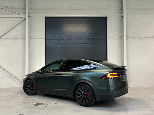 Elektrisch Meesterwerk: Tesla Model X Plaid in Matt Smaragd