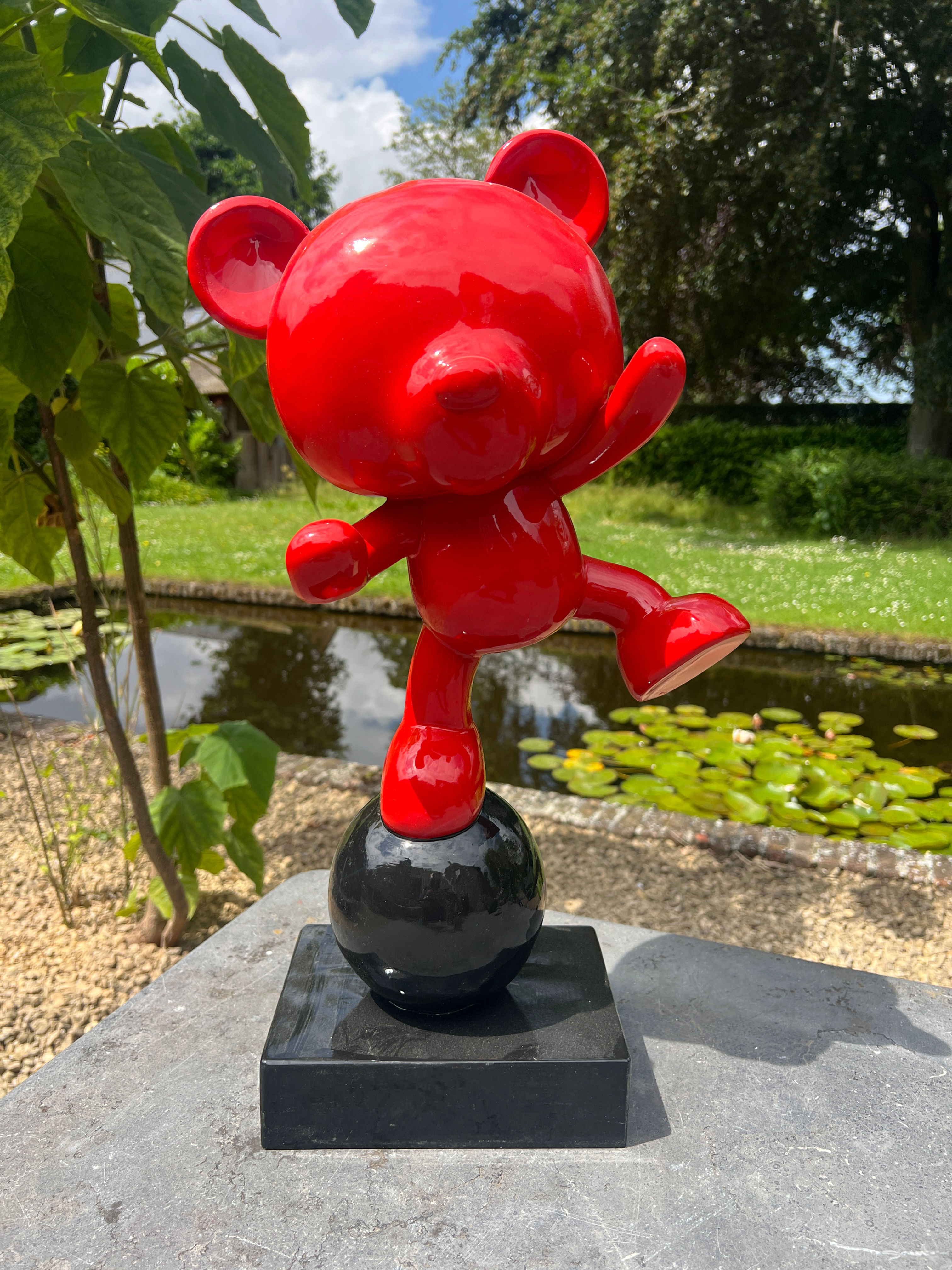Beertje op bal met sokkel rood 50 cm