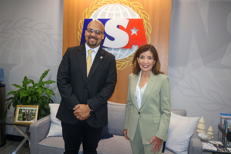 Anthony Peña, Presidente de la NSA junto a Kathy Hochul, Governadora de Nueva York