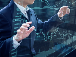 Un Homme qui joue avec les données du trading