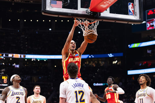 Asa Newell red jersey hawks jersey slam dunk los angeles lakers atlanta 2025