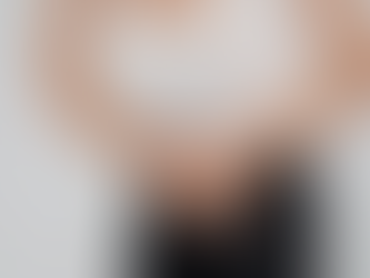 Donna che soffre di cistite