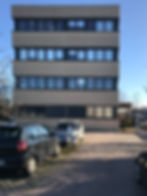 Gebäudeansicht Parkplatz