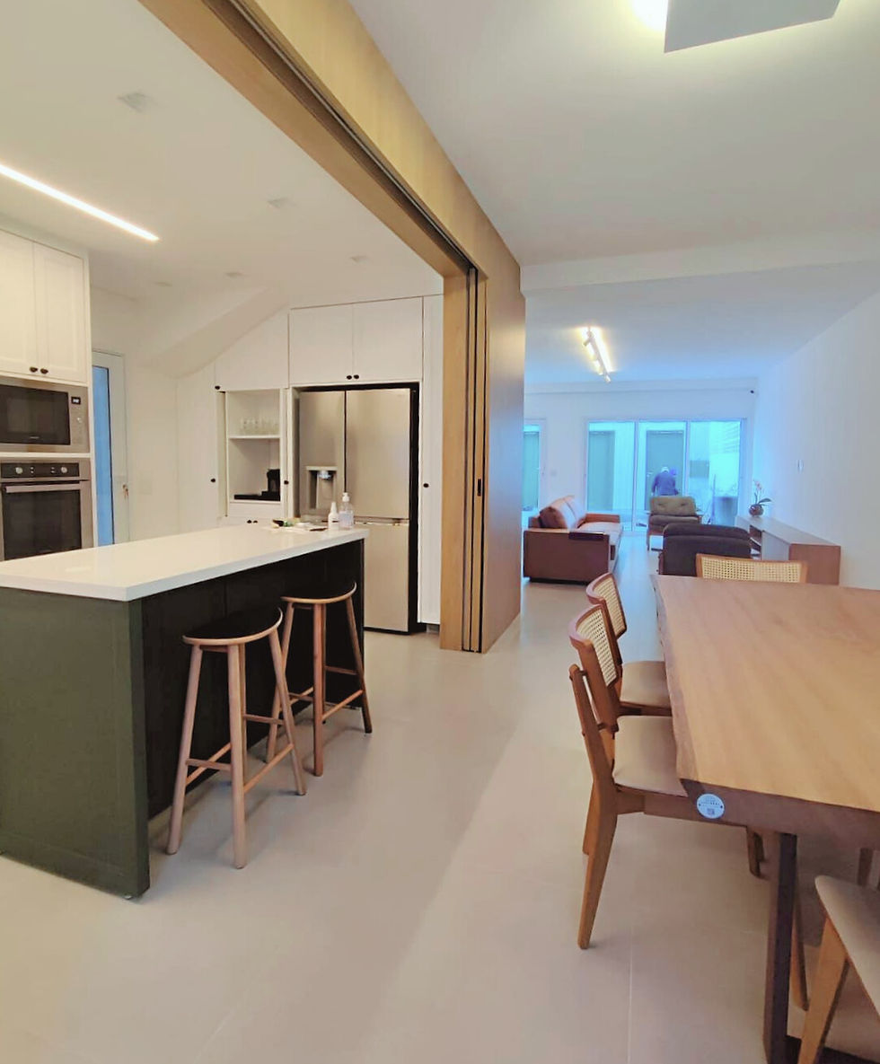 Cozinha integrada com sala de jantar e estar, reforma executada pela Araucária Gestão e Arquitetura