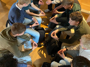 Projekt „Mitbestimmen! Kunst trifft auf Demokratie“ – Teil 1: Die 10b zu Besuch in der Ausstellung im Celler Residenzmuseum