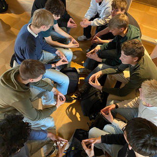 Projekt „Mitbestimmen! Kunst trifft auf Demokratie“ – Teil 1: Die 10b zu Besuch in der Ausstellung im Celler Residenzmuseum