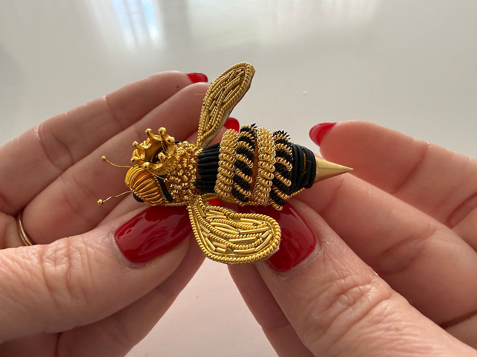 Miniatura: Queen Honey Bee Goldwork Brooch 🐝