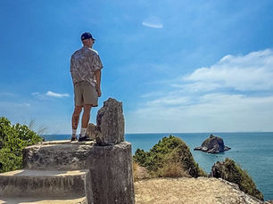 Benni an einem Aussichtspunkt mit Blick auf das Meer in Thailand