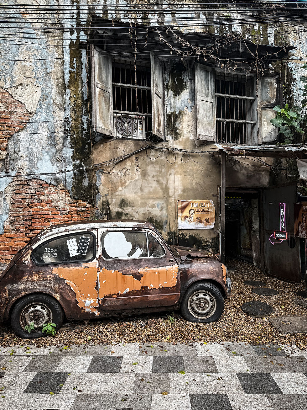 Historische Gebäude und Straßen im Viertel Talat Noi in Bangkok