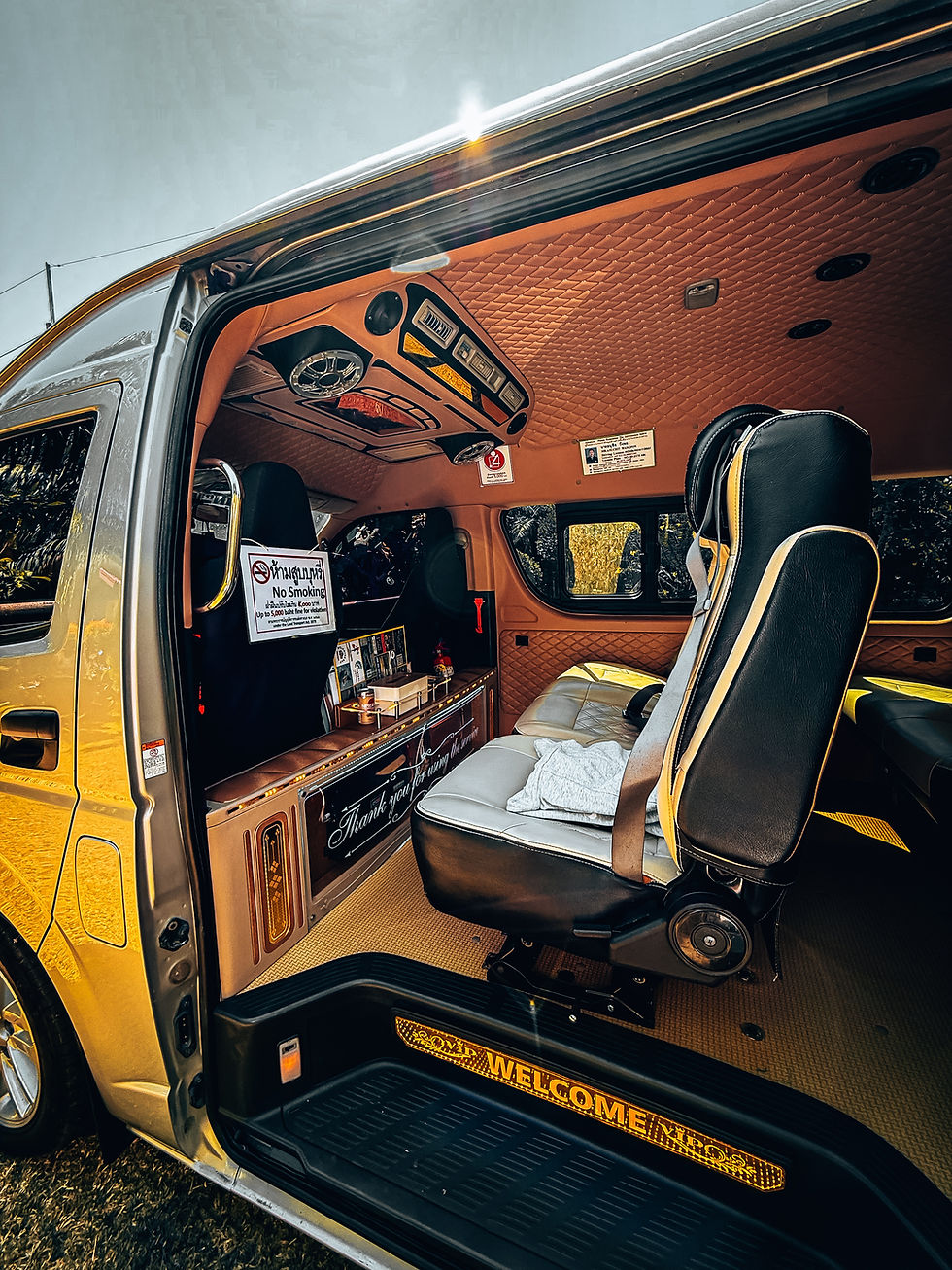 Innenraum eines Minivans für Transfers in Thailand