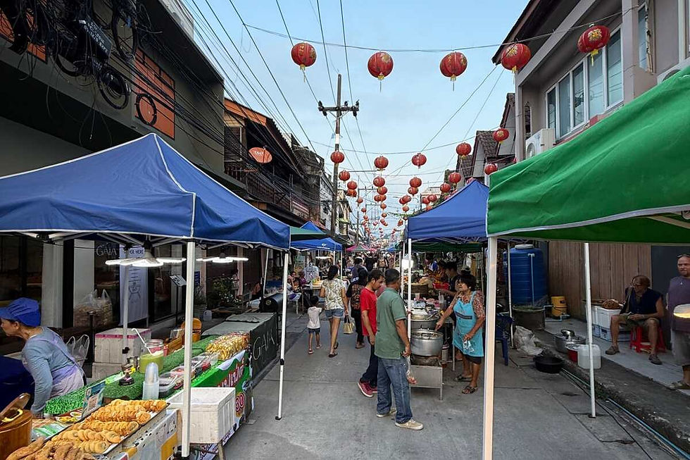 Essensstände und Lampions auf der Thong Sala Walking Street