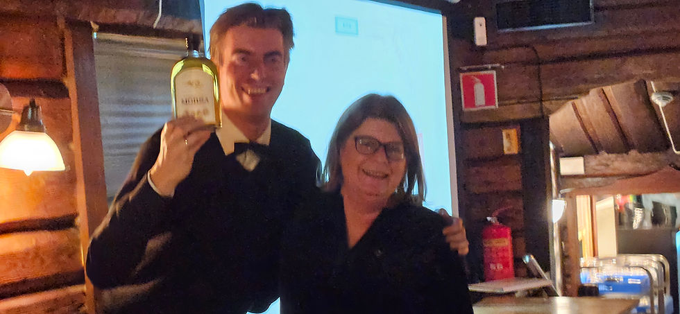 Foredragsholderen måtte selvfølgelig få med seg en Morsa Jubileums akevitt med hjem.