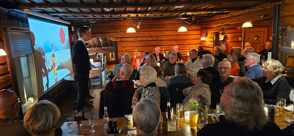 Atle Minothi holder sitt meget underholdende foredrag for et fullsatt lokale på Dansken Vertshus.