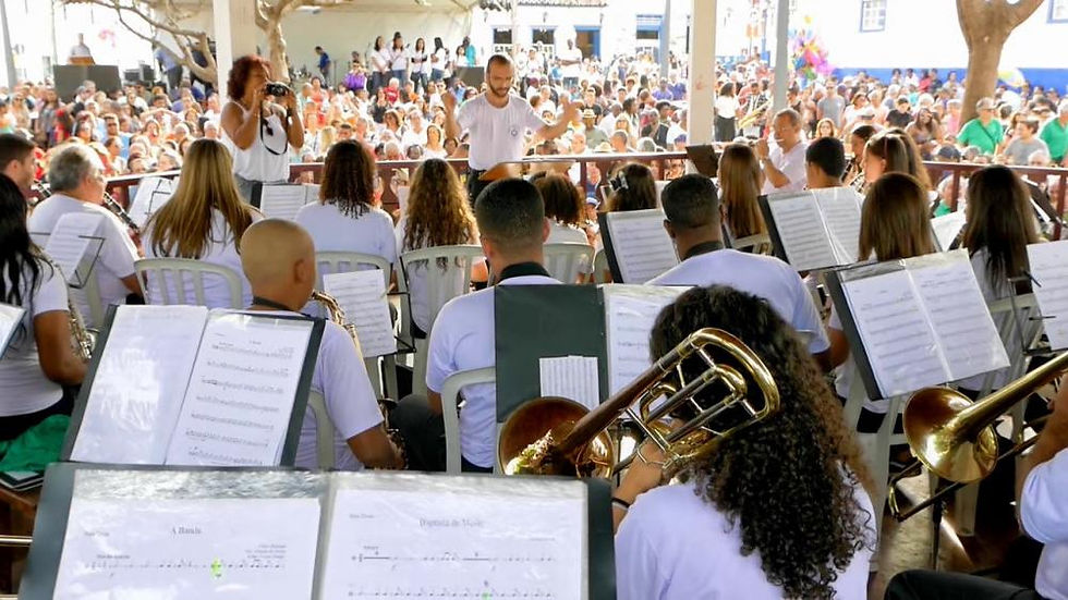 4- Banda Santa Cecilia_ Apresentação diurna de uma banda musical em um coreto, com músicos