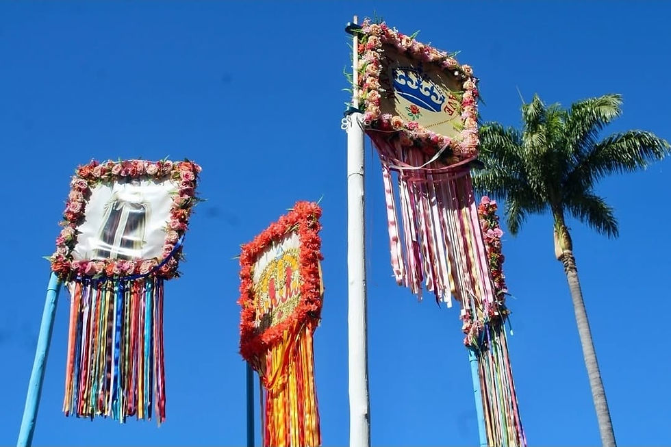 50- Festa de Nossa Senhora do Rosário_ Três mastros altos hasteando estandartes ornamentad