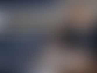 Advogado analisando documentos sobre execução de dívida e medidas executivas atípicas após decisão do STJ que definiu critérios para cobrança judicial.