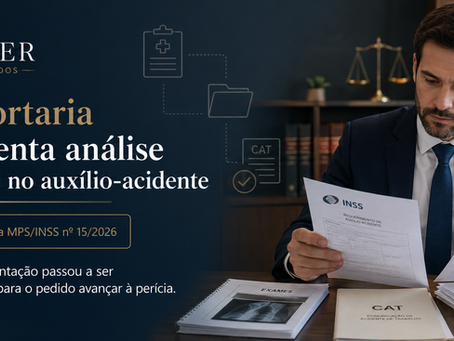 Advogado previdenciário analisando documentos do INSS sobre auxílio-acidente, laudos médicos, CAT, exames e análise documental prévia antes da perícia.