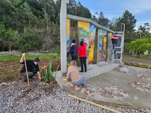 Memórias em Mosaico: A Nossa História Feita de Pedaços, Mãos e Esperança