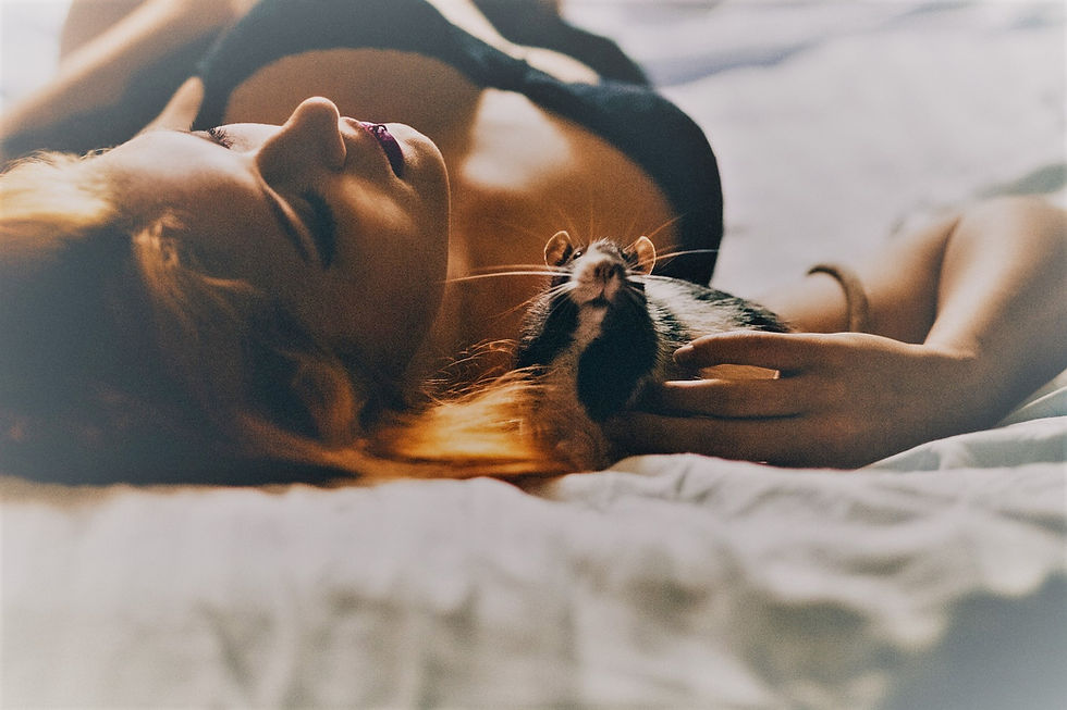 Femme endormie près d'un rat