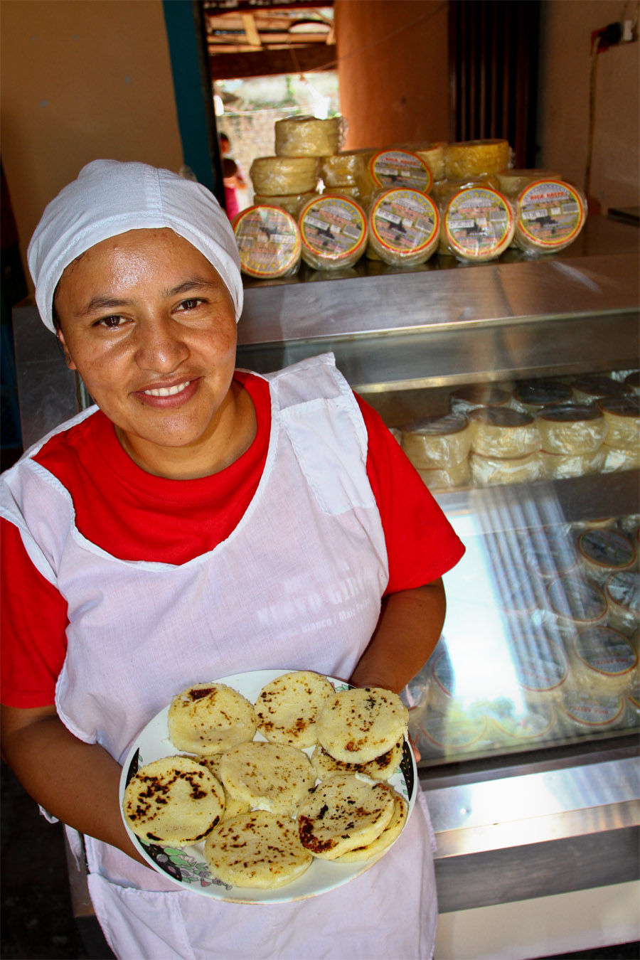 Sra vendiendo arepas