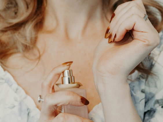 The Ultimate Guide to Oil-Based Perfumes: Why They Last Longer & Smell Better