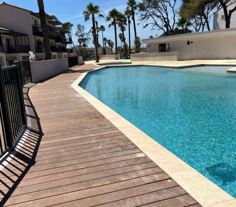 piscine agglobanché terrasse bois