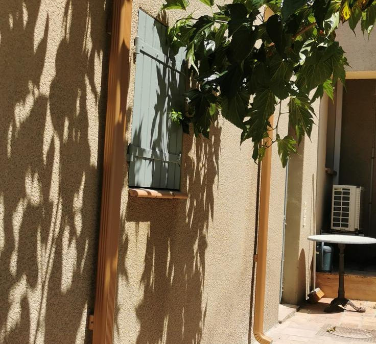 Pose d’une gouttière en zinc sur mesure sur une maison à Cotignac