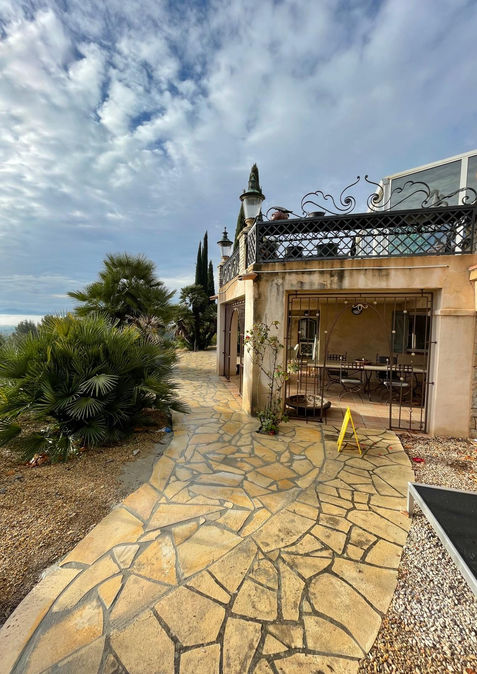 Terrasse et cheminement en pierre de Bavière réalisés aux 4 Moulins à Cotignac