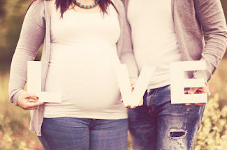 Photographe grossesse sion, séance photo maternité valais, shooting future maman suisse, photo grossesse artistique, séance maternité studio F2.8, portrait femme enceinte sion, photographe grossesse extérieur valais, photo maternité en studio, séance photo femme enceinte élégante, Art Vision Photo CH