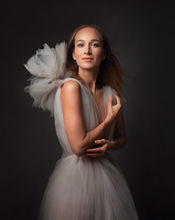 Photographe portrait Sion Valais, photo artistique Valais, studio F2.8, shooting créatif Suisse, portrait glamour Sion, photo élégante Valais, séance photo individuelle Sion, portrait mode Suisse, portrait studio artistique, shooting professionnel Sion Valais, ArtVisionPhotoCH