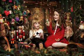 Mini séance noël sion, séance photo noël valais, shooting noël suisse, photo noël famille, portrait noël studio F2.8, photographe noël valais, photo enfants noël, séance photo décor de noël, Art Vision Photo CH.