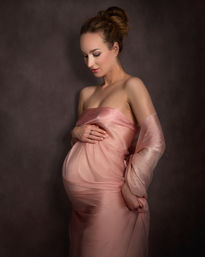 Photographe grossesse sion, séance photo maternité valais, shooting future maman suisse, photo grossesse artistique, séance maternité studio F2.8, portrait femme enceinte sion, photographe grossesse extérieur valais, photo maternité en studio, séance photo femme enceinte élégante, Art Vision Photo CH