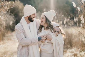 Photographe couple sion, séance photo couple valais, shooting amoureux suisse, photo romantique plein air er en studio, séance engagement sion, photographe extérieur valais, couple amoureux hiver, portrait couple artistique, photo de couple créative, studio F2.8, ArtVisionPhotoCH