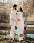 Photographe grossesse sion, séance photo maternité valais, shooting future maman suisse, photo grossesse artistique, séance maternité studio F2.8, portrait femme enceinte sion, photographe grossesse extérieur valais, photo maternité en studio, séance photo femme enceinte élégante, Art Vision Photo CH