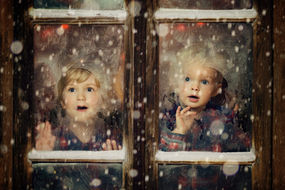 Mini séance noël sion, séance photo noël valais, shooting noël suisse, photo noël famille, portrait noël studio F2.8, photographe noël valais, photo enfants noël, séance photo décor de noël, Art Vision Photo CH.