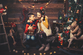Mini séance noël sion, séance photo noël valais, shooting noël suisse, photo noël famille, portrait noël studio F2.8, photographe noël valais, photo enfants noël, séance photo décor de noël, Art Vision Photo CH.