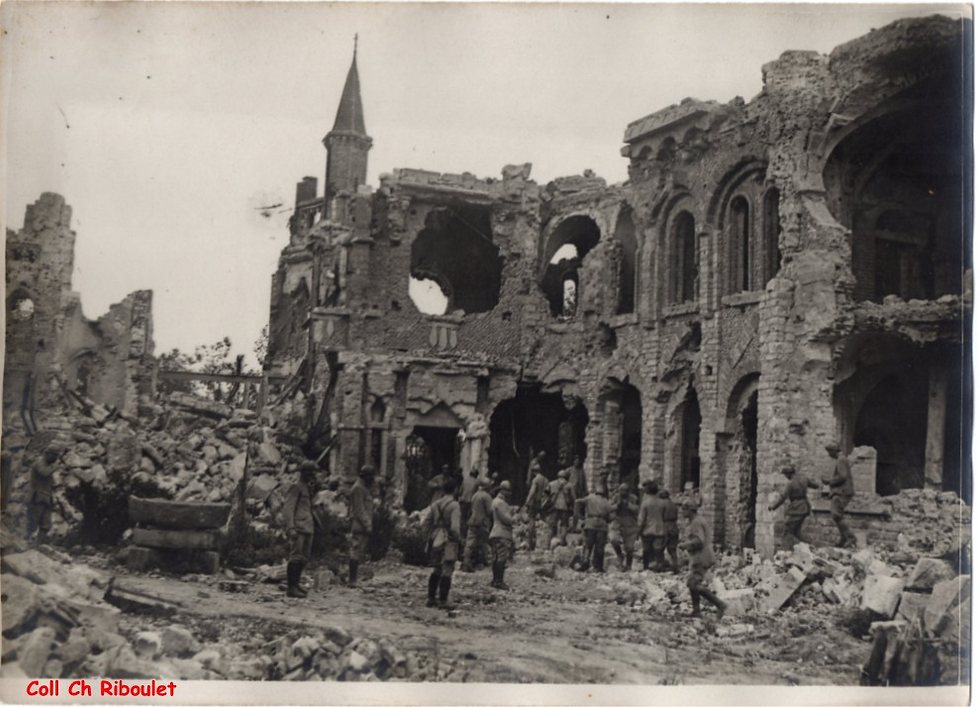 Les ravages de la guerre sur le château (collection privée Charles Riboulet)