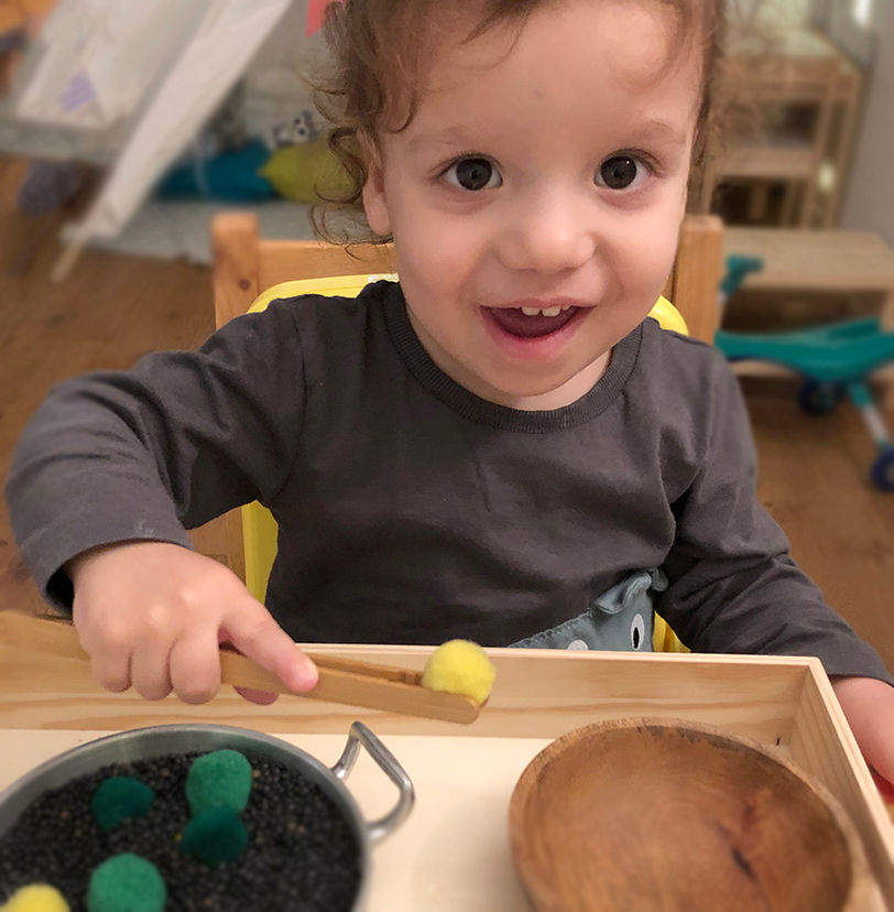 תמונה ממוזערת: מלקחיים מעץ לפיתוח מוטוריקה עדינה 3